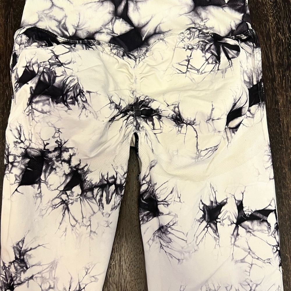 Black and White Tie-Dye Leggings with Bold Abstract Pattern